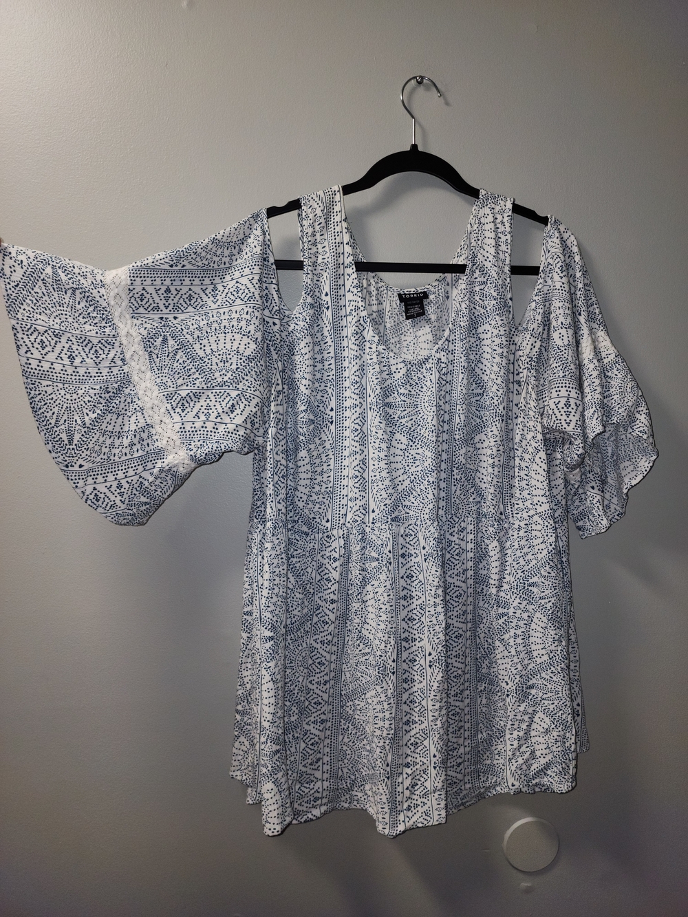 Torrid Size 3 3X Blue & White Cold-Shoulder Printed Boho Top